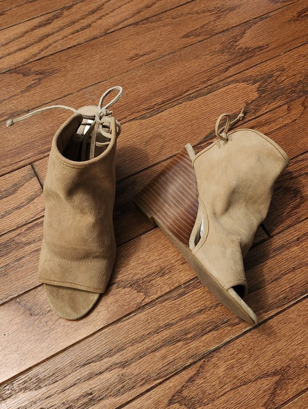 Tahari Womens Margo Tan Suede Peep Toe 4 Inch Wedge Heels Size 6.5